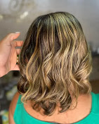 Mechas mel em cabelo médio ondulado