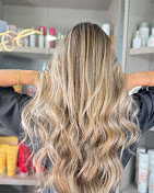 Mechas loiras em cabelo longo ondulado